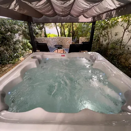 Cozy With Private Terrace * Мандре