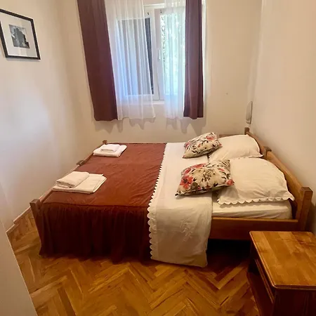 Cozy With Private Terrace Hébergement de vacances Mandre