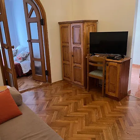 Cozy With Private Terrace Мандре