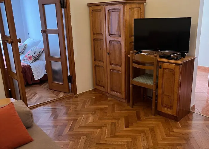 Cozy With Private Terrace Мандре