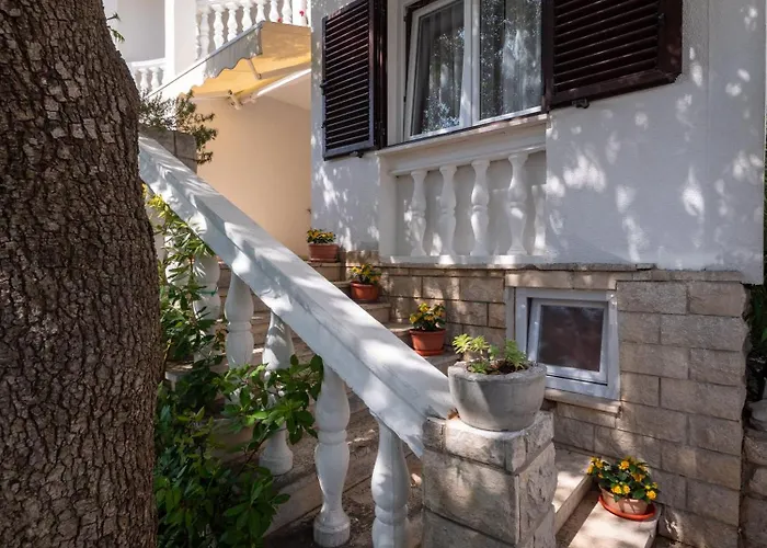 Cozy With Private Terrace Mandre