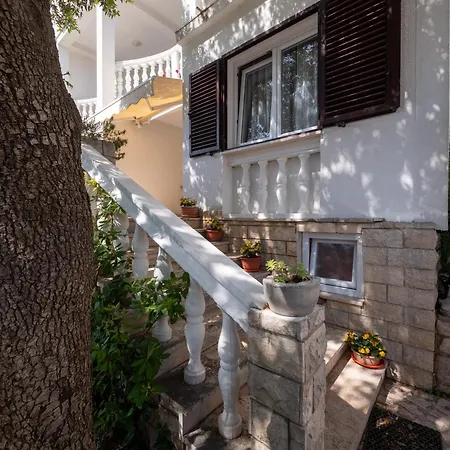 Cozy With Private Terrace Mandre