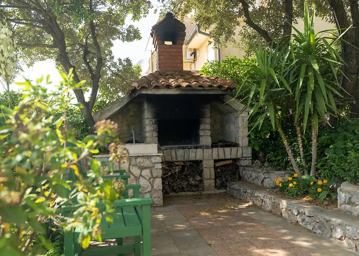 Cozy With Private Terrace